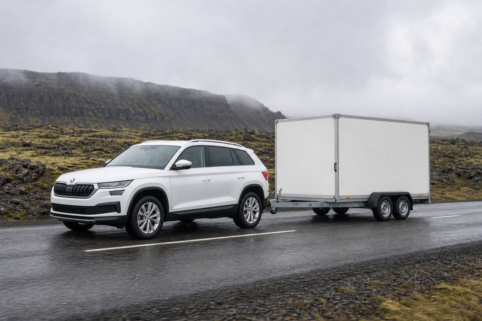 Hvítur Škoda Kodiaq með eftirvagn á íslenskum vegi